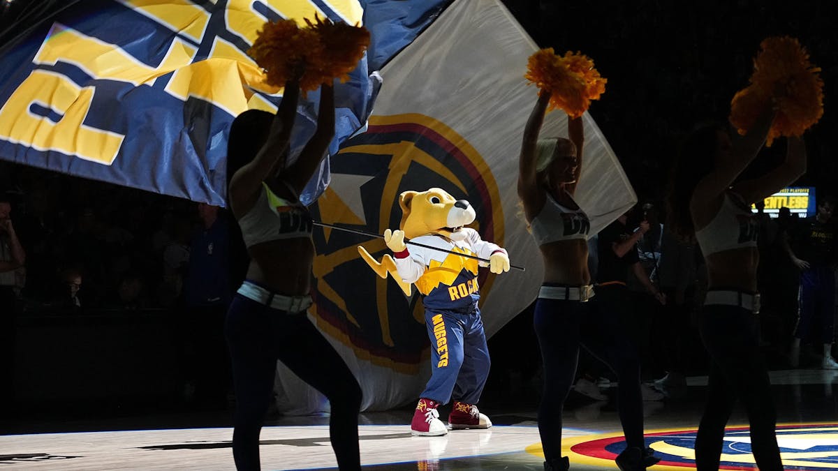 NBA-Maskottchen „Rocky The Mountain Lion“&nbsp;schwenkt bei einem Auftritt im Heimspiel der Denver Nuggets eine überdimensionale Fahne.