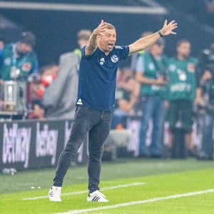 Veltins Arena: Schalkes Trainer Frank Kramer motiviert seine Mannschaft.