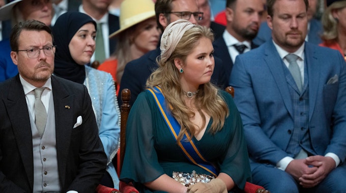 Prinzessin Amalia (M) und Prinz Constantijn (l) der Niederlande hören zu, während König Willem-Alexander das parlamentarische Jahr mit einer Thronrede eröffnet.