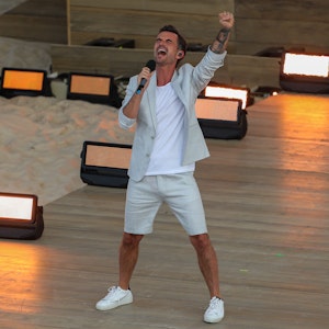 Florian Silbereisen steht während der Sendung „Die große Schlagerstrandparty 2022“ im Juli 2022 auf der Bühne.