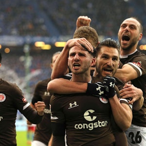Glücksgefühle: Die Spieler des FC St. Pauli jubeln am 22. Februar 2020 über ihren Erfolg beim Hamburger SV.