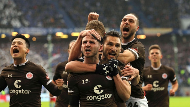 Glücksgefühle: Die Spieler des FC St. Pauli jubeln am 22. Februar 2020 über ihren Erfolg beim Hamburger SV.