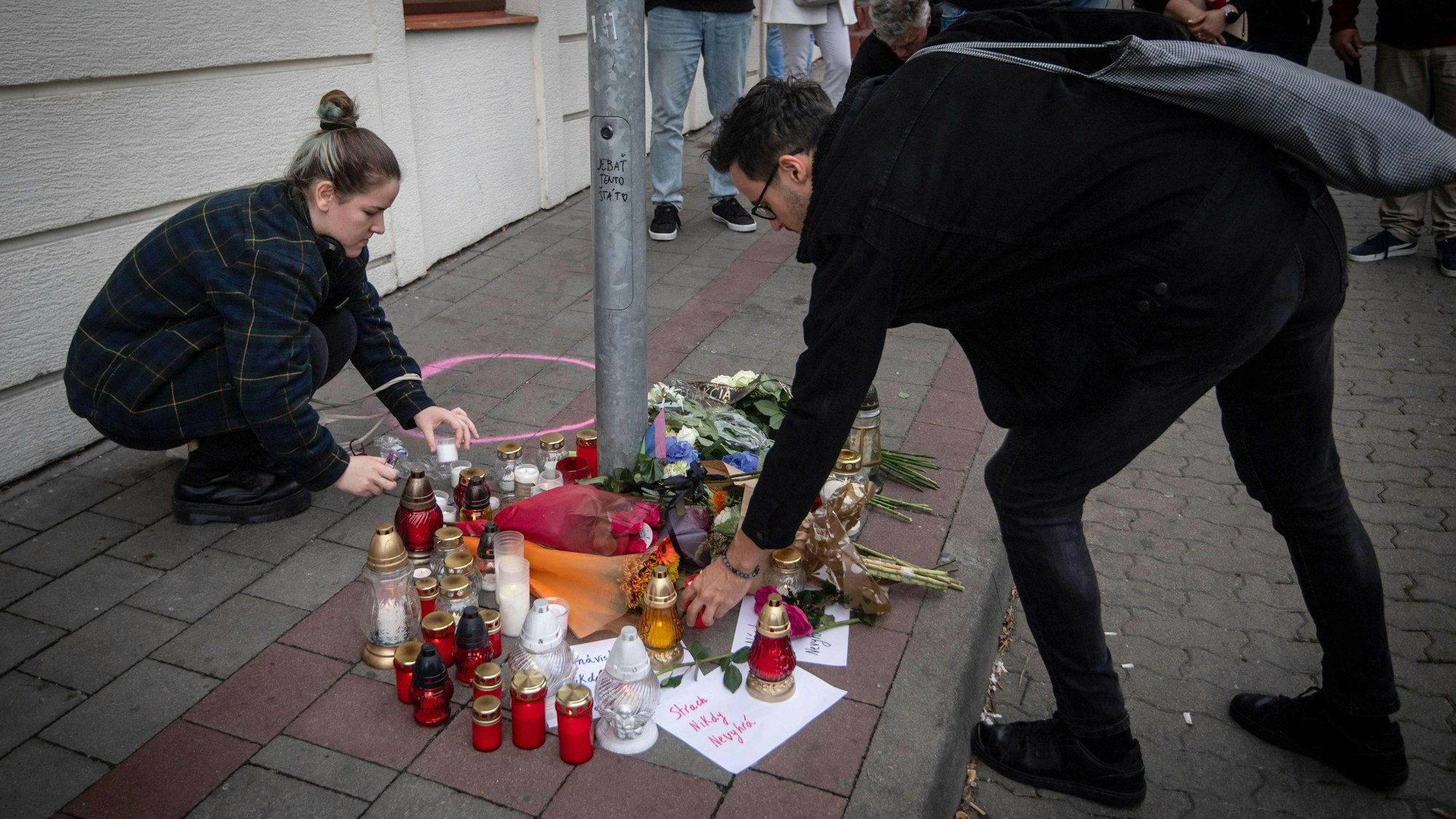 Menschen legen Kerzen und Blumen am Tatort nieder: Nach tödlichen Schüssen vor einer Gay-Bar in Bratislava haben slowakische Medien und Politiker die Verbreitung von Hass in der Gesellschaft verurteilt.