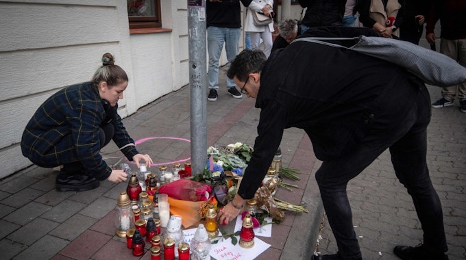 Menschen legen Kerzen und Blumen am Tatort nieder: Nach tödlichen Schüssen vor einer Gay-Bar in Bratislava haben slowakische Medien und Politiker die Verbreitung von Hass in der Gesellschaft verurteilt.