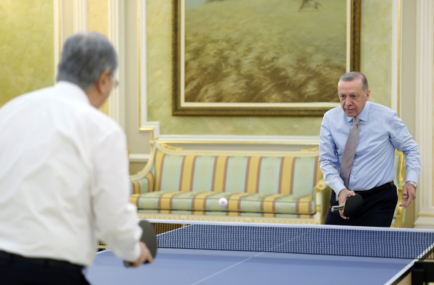 Tayyip Erdogan (r), Präsident der Türkei, spielt Tischtennis mit Kassym-Jomart Tokajew, Präsident von Kasachstan.