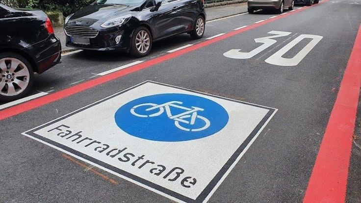 Große Piktogramme, Tempo 30-Hinweise und rote Fahrbahnlinien kennzeichnen den neuen Markierungsstandard für Bonner Fahrradstraßen