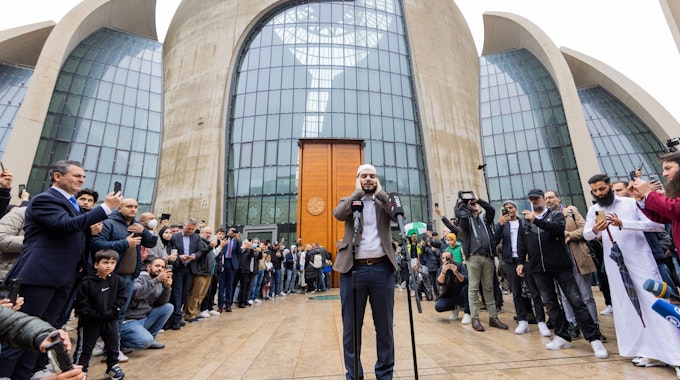 Mustafa Kader am Freitag (14. Oktober) beim ersten öffentlichen Muezzin-Ruf in Köln.