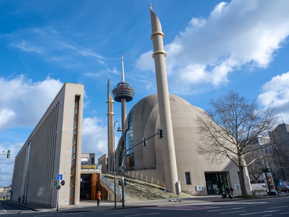 Außenansicht der Zentralmoschee in Köln-Ehrenfeld. Am Freitag ist erstmals öffentlich der Muezzin-Ruf zu hören.