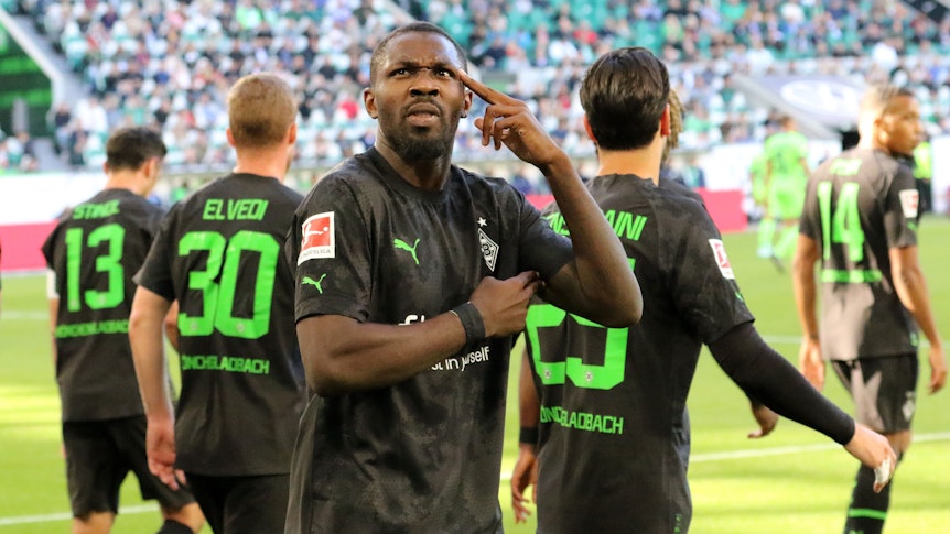 Marcus Thuram hat für Borussia Mönchengladbach zwei Tore während des Bundesliga-Spiels am Samstag (15. Oktober 2022) beim VfL Wolfsburg erzielt. Hier zeigt er eine Jubel-Geste, zu deren Bedeutung der Franzose bislang schweigt. Thuram fasst sich zugleich an den Bizeps und an die Stirn.