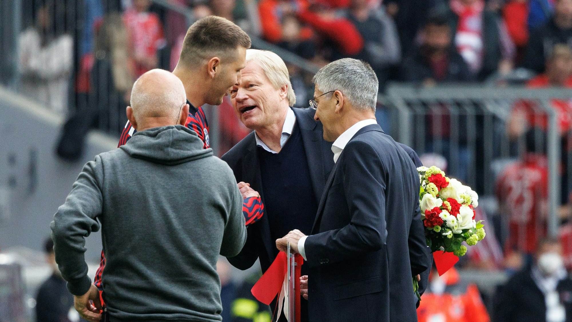 Oliver Kahn (2.v.r.) und Niklas Süle (2.v.l.) sprechen bei dessen Verabschiedung als Spieler des FC Bayern München.