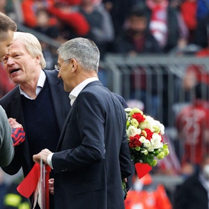 Oliver Kahn (2.v.r.) und Niklas Süle (2.v.l.) sprechen bei dessen Verabschiedung als Spieler des FC Bayern München.