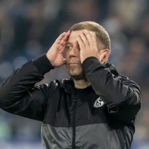 Trainer Frank Kramer von Schalke verfolgt das Spiel und schlägt die Hände vors Gesicht.