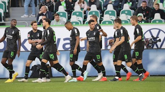 Die Mannschaft von Borussia Mönchengladbach beim Torjubel nach dem zwischenzeitlichen 1-2 durch Marcus Thuram (l.) beim VfL Wolfsburg am 15. Oktober 2022.
