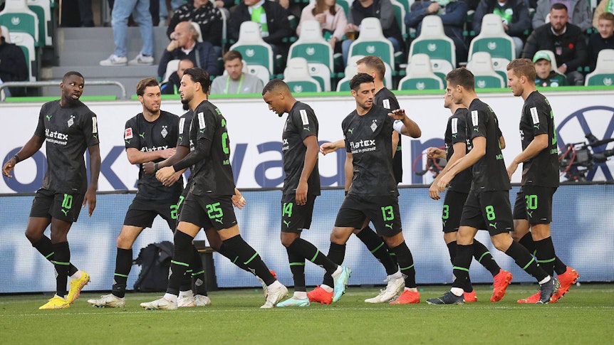 Die Mannschaft von Borussia Mönchengladbach beim Torjubel nach dem zwischenzeitlichen 1-2 durch Marcus Thuram (l.) beim VfL Wolfsburg am 15. Oktober 2022.