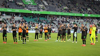 Die Mannschaft von Borussia Mönchengladbach bedankt sich nach dem Spiel beim VfL Wolfsburg am 15. Oktober 2022 bei den mitgereisten Fans.