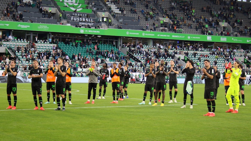 Die Mannschaft von Borussia Mönchengladbach bedankt sich nach dem Spiel beim VfL Wolfsburg am 15. Oktober 2022 bei den mitgereisten Fans.