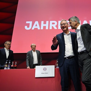 Präsident Herbert Hainer und Stellvertreter Dieter Mayer auf der Bühne bei der Jahreshauptversammlung des FC Bayern im Audi Dome, der später nach einer Bombendrohung geräumt werden musste.