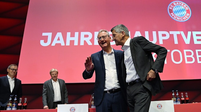 Präsident Herbert Hainer und Stellvertreter Dieter Mayer auf der Bühne bei der Jahreshauptversammlung des FC Bayern im Audi Dome, der später nach einer Bombendrohung geräumt werden musste.