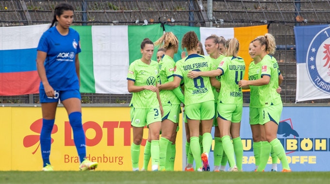 Wolfsburgs Alexandra Popp (M.) jubelt mit ihren Teamkolleginnen nach ihrem Treffer zum 1:0.&nbsp;