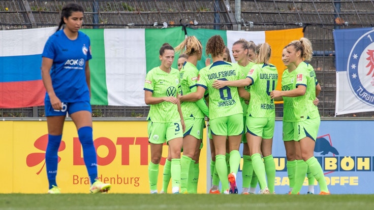 Wolfsburgs Alexandra Popp (M.) jubelt mit ihren Teamkolleginnen nach ihrem Treffer zum 1:0.