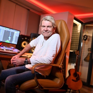 Popsänger Matthias Reim sitzt am Abend in seinem Musikstudio.