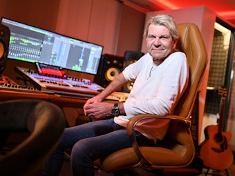Popsänger Matthias Reim sitzt am Abend in seinem Musikstudio.