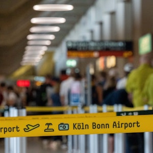 Am Flughafen Köln-Bonn haben sich extrem lange Warteschlangen von Fluggästen gebilde.