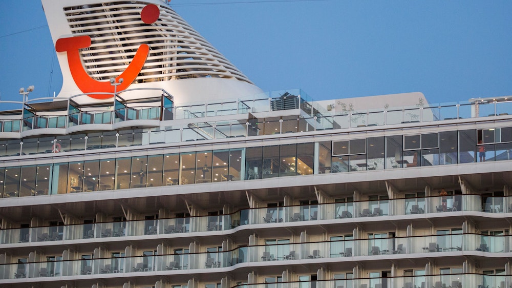 Von einem dieser Balkone auf dem Kreuzfahrtschiff soll die Frau aus NRW gestürzt sein. Hier ein Archivfoto von „Mein Schiff 6“.