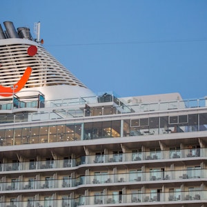 Von einem dieser Balkone auf dem Kreuzfahrtschiff soll die Frau aus NRW gestürzt sein. Hier ein Archivfoto von „Mein Schiff 6“.