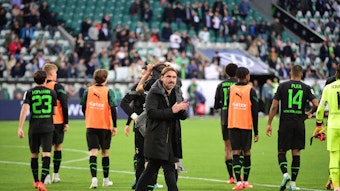 Trainer Daniel Farke klatscht nach dem Remis beim VfL Wolfsburg (15. Oktober 2022) in die Hände und blickt dabei Richtung Gladbach-Fans. Für Borussia steht nun eine englische Woche mit zwei Pflichtspielen an.