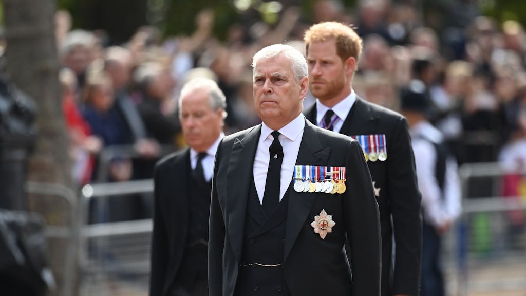 Prinz Andrew marschiert in Uniform beim Trauerzug für Königin Elizabeth II. durch London.&nbsp;