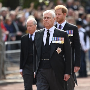 Prinz Andrew marschiert in Uniform beim Trauerzug für Königin Elizabeth II. durch London.