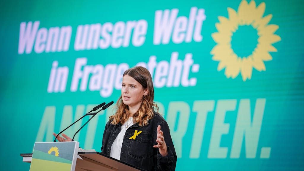 Luisa Neubauer, Klimaschutzaktivistin und Organisatorin von Fridays for Future, spricht beim Grünen-Bundesparteitag. Thema ist die «Klimakrise als Menschheitsaufgabe: für Klimaschutz, für Freiheit».&nbsp;