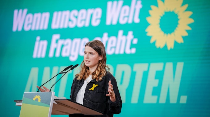 Luisa Neubauer, Klimaschutzaktivistin und Organisatorin von Fridays for Future, spricht beim Grünen-Bundesparteitag. Thema ist die «Klimakrise als Menschheitsaufgabe: für Klimaschutz, für Freiheit».&nbsp;