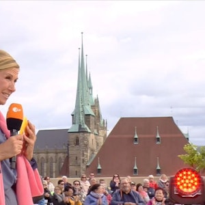 Andrea Kiewel moderiert den „Fernsehgarten on Tour“ am 16. Oktober 2022 im ZDF.