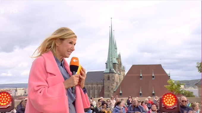 Andrea Kiewel moderiert den „Fernsehgarten on Tour“ am 16. Oktober 2022 im ZDF.