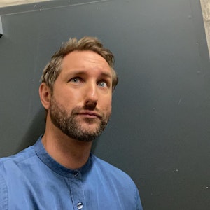 TV-Moderator Daniel Boschmann schneidet auf einem Instagram-Selfie eine Grimasse.
