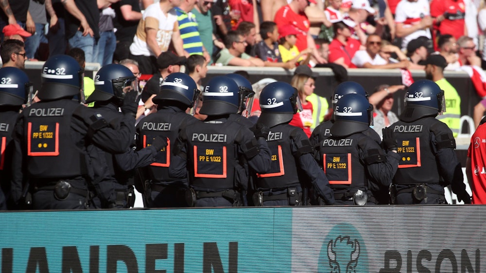 Polizisten stehen beim Bundesliga-Spiel des VfB Stuttgart gegen den 1. FC Köln vor der Fan-Tribüne