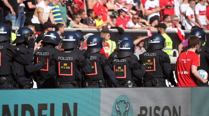 Polizisten stehen beim Bundesliga-Spiel des VfB Stuttgart gegen den 1. FC Köln vor der Fan-Tribüne