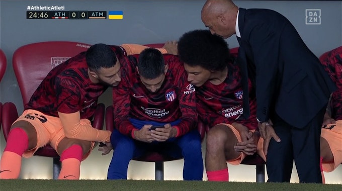Beim Spiel zwischen Athletic Bilbao und Atlético Madrid verfolgen die Gäste-Spieler während der Partie auf einem Handy die Übertragung, um eine Schiri-Entscheidung zu prüfen.