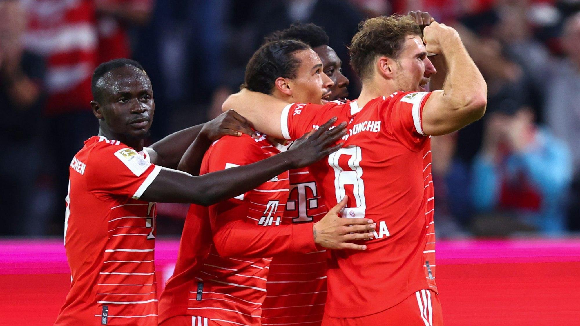 Die Stars des FC Bayern München jubeln über ein Tor in der Bundesliga gegen den SC Freiburg.