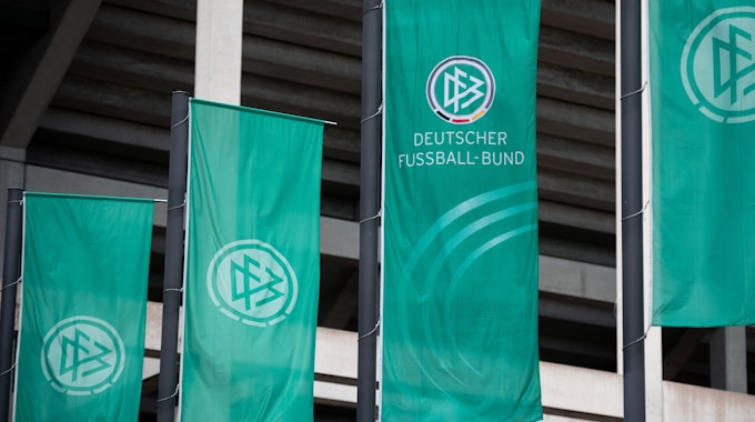 Fahnen mit dem Logo des Deutschen Fussball-Bund (DFB) wehen vor dem Stadionin Köln.&nbsp;