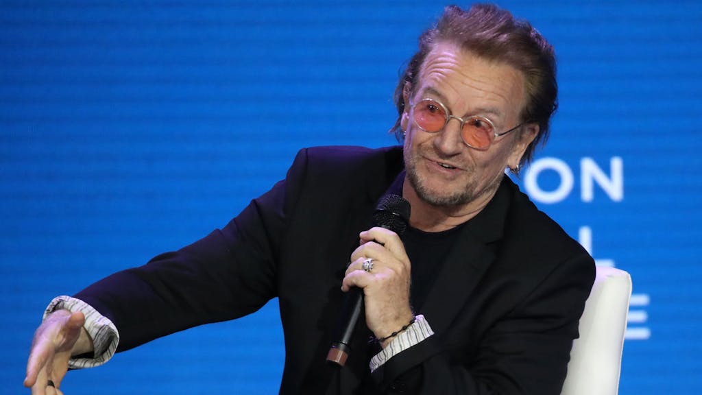 Bono spricht auf einer Konferenz in New York.
