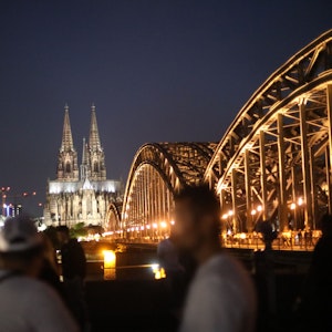 Dem Kölner Dom und die Hohenzollernbrücke am Rheinboulevard in Deutz, aufgenommen im Juni 2022.