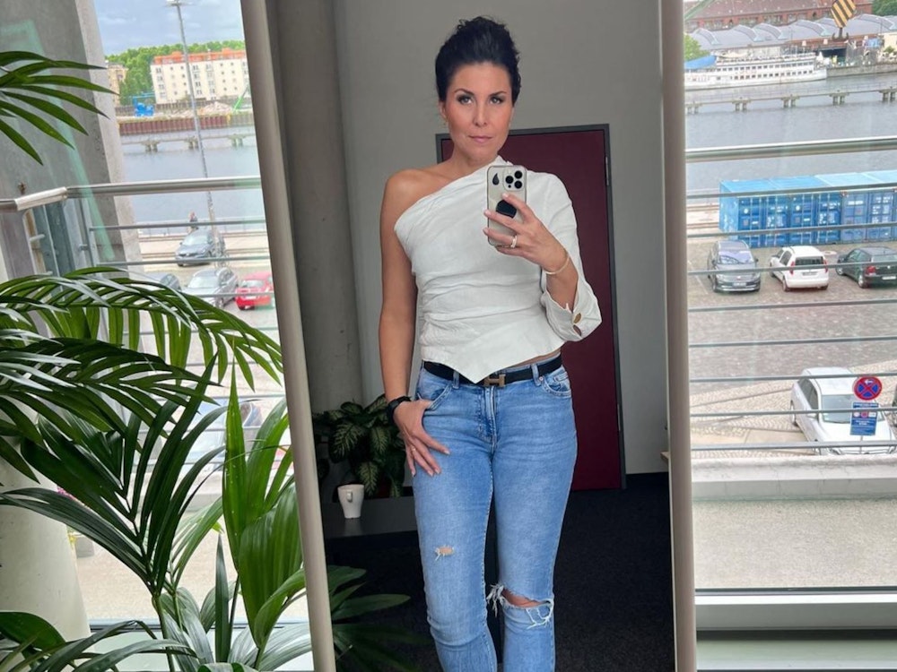 Vanessa Blumhagen posiert für ein Instagram-Selfie vor dem Spiegel.