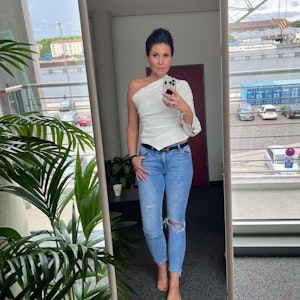 Vanessa Blumhagen posiert für ein Instagram-Selfie vor dem Spiegel.