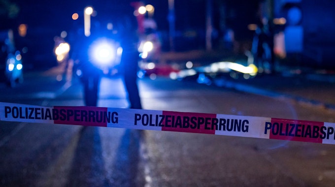Beamte der Polizei sichern einen abgesperrten Tatort. Die Polizei war am Mittwochabend wegen einer Prügellei in Köln-Höhenberg im Einsatz.