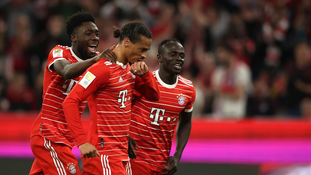 Leroy Sané, Alphonos Davies und Sadio Mané bejubeln ein Tor des FC Bayern München.