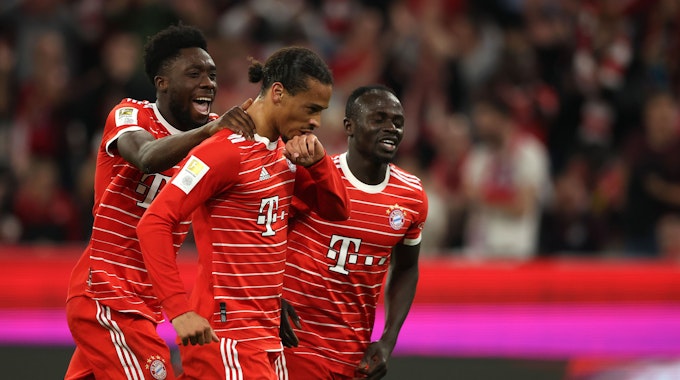 Leroy Sané, Alphonos Davies und Sadio Mané bejubeln ein Tor des FC Bayern München.