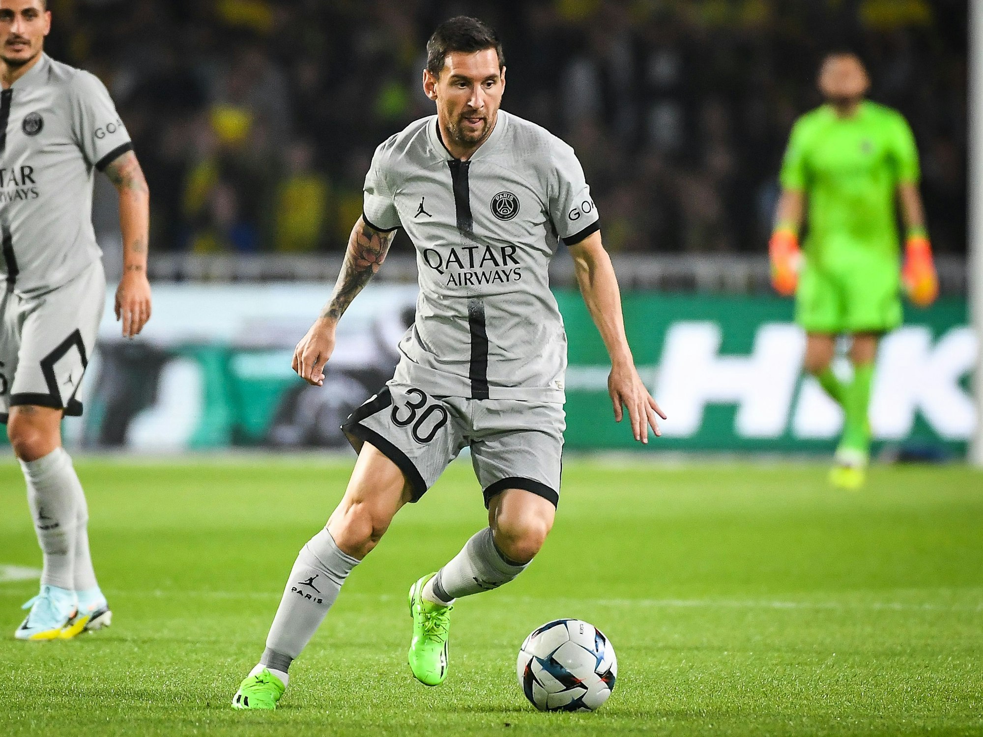 Lionel Messi macht eine Körpertäuschung mit dem Ball am Fuß am 3. September 2022 im Spiel gegen den FC Nantes.